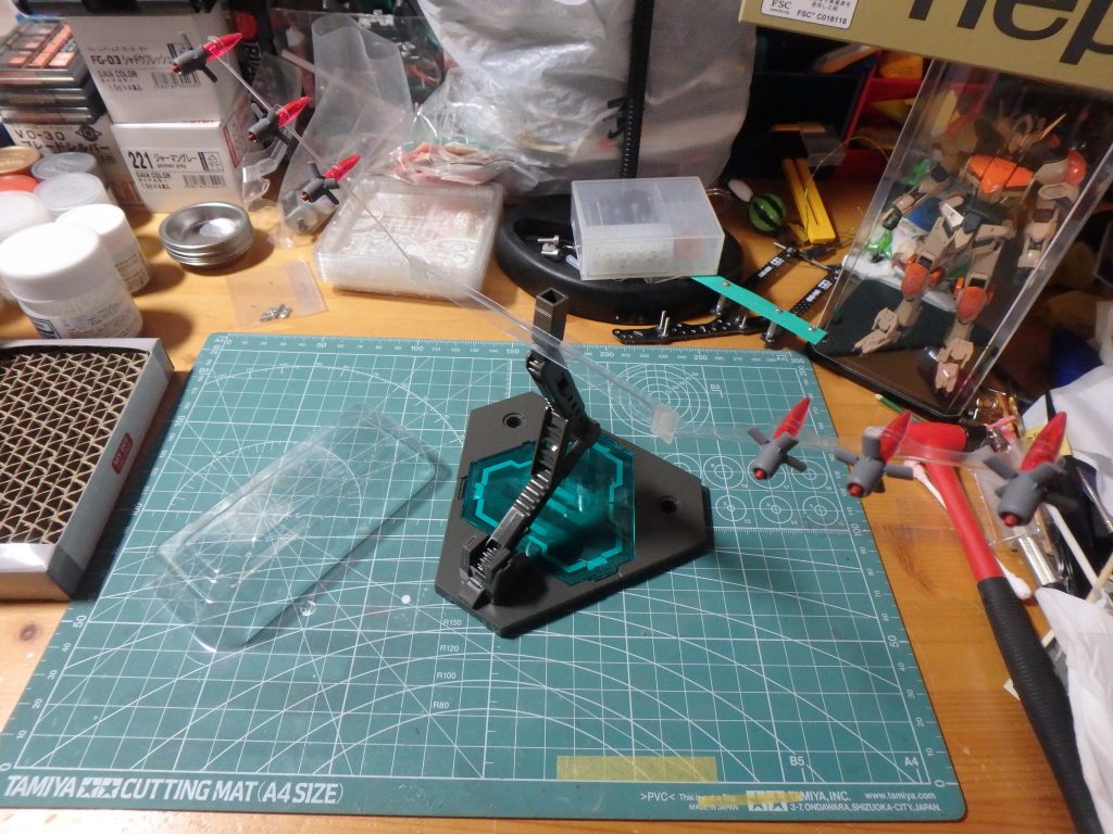 ファンネルのスタンドは、100均でLEDライトを買った時のパッケージのプラスチックを何かに使えないかととっておいたので、それで即席自作しました。