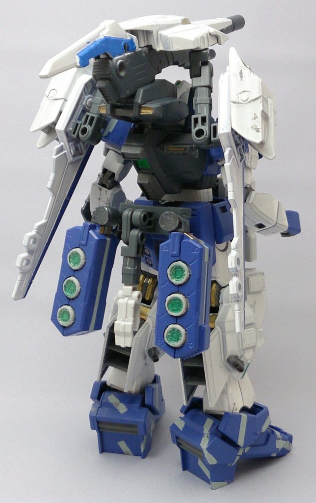 背面。キャノン付ブースターは着脱&単独飛行可能。また、カメラポッドを展開し、索敵、及び敵位置や地形の視覚情報を味方に連結することが可能。