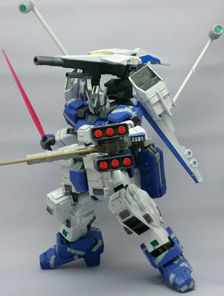 あまり動きは無いけど、戦闘ポーズ。ランナーを使ってカメラポッドを展開してみました(笑)