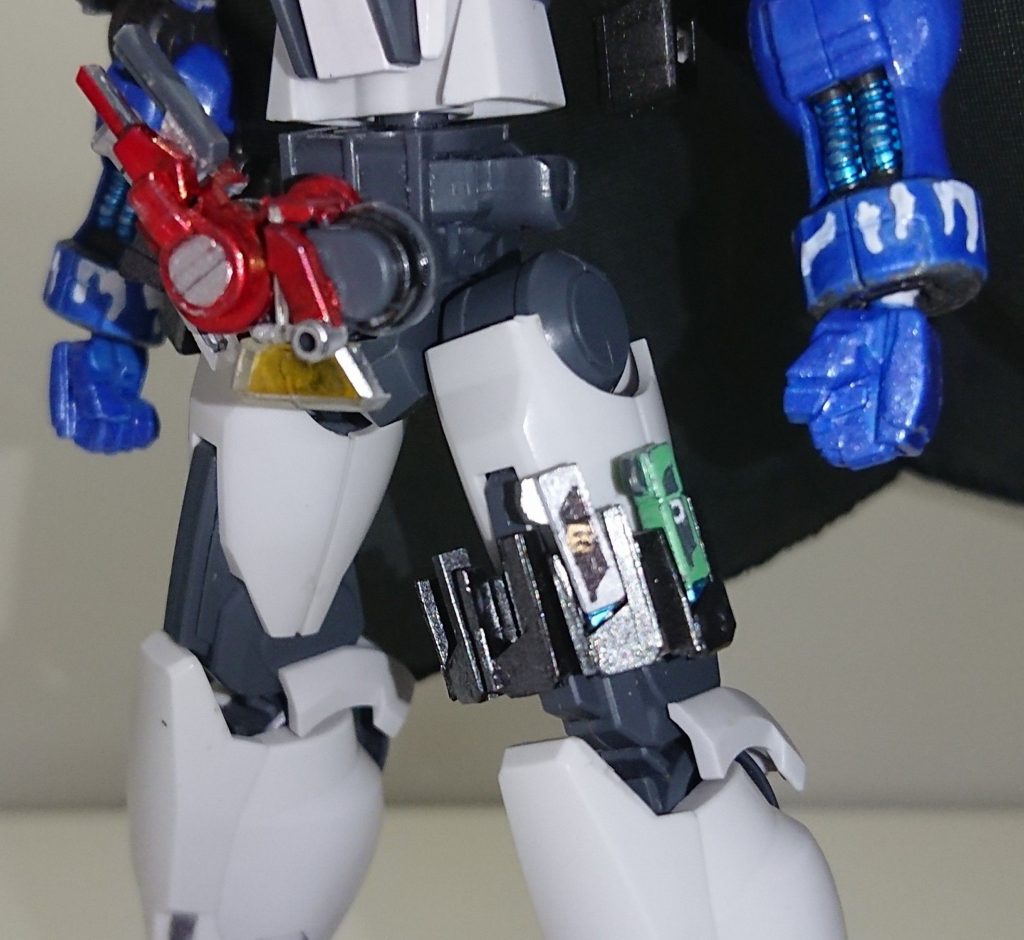 ドライバー自体のギミックはメモリの出し入れと回転ギミックをできるようにしました。それと、ダブルオーガンダムやストライクみたいな腰の構造なら付けられるようにしています。
 メモリとスロットはGNソードⅡで制作しました。スロットすべてに作ったメモリを装備できるようにしました。
 メモリは作るのが大変だったので二本だけに。