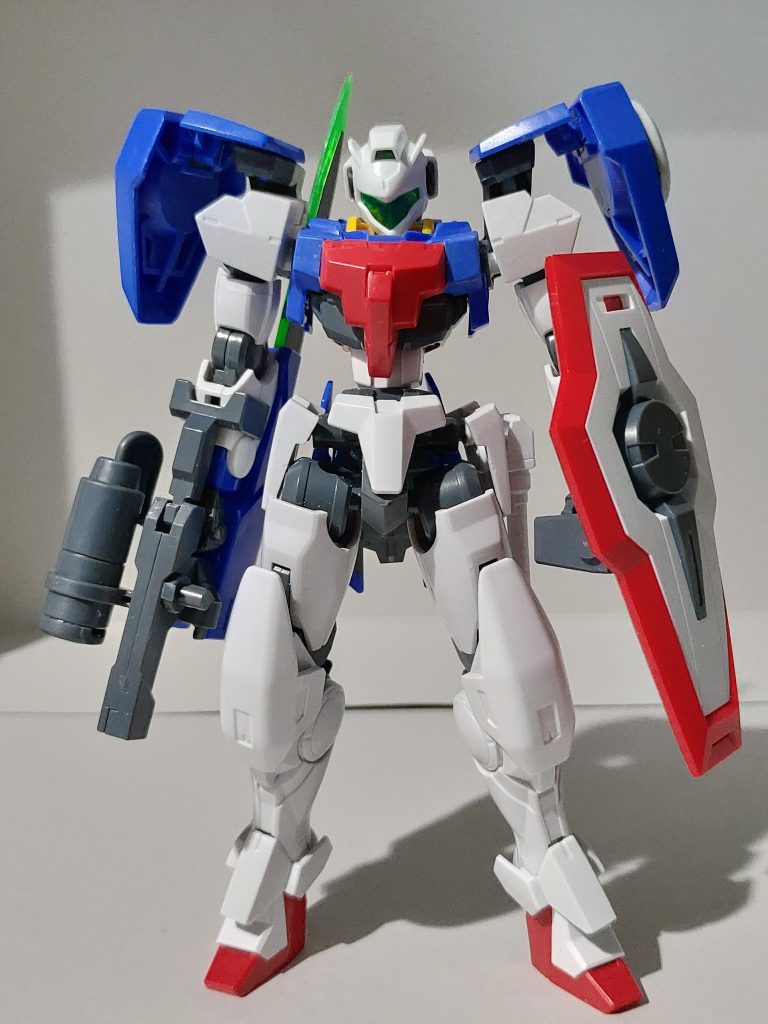 正面
胸部装甲はGNアーチャーを使い簡素化
膝は大型化し粒子貯蔵量を増加