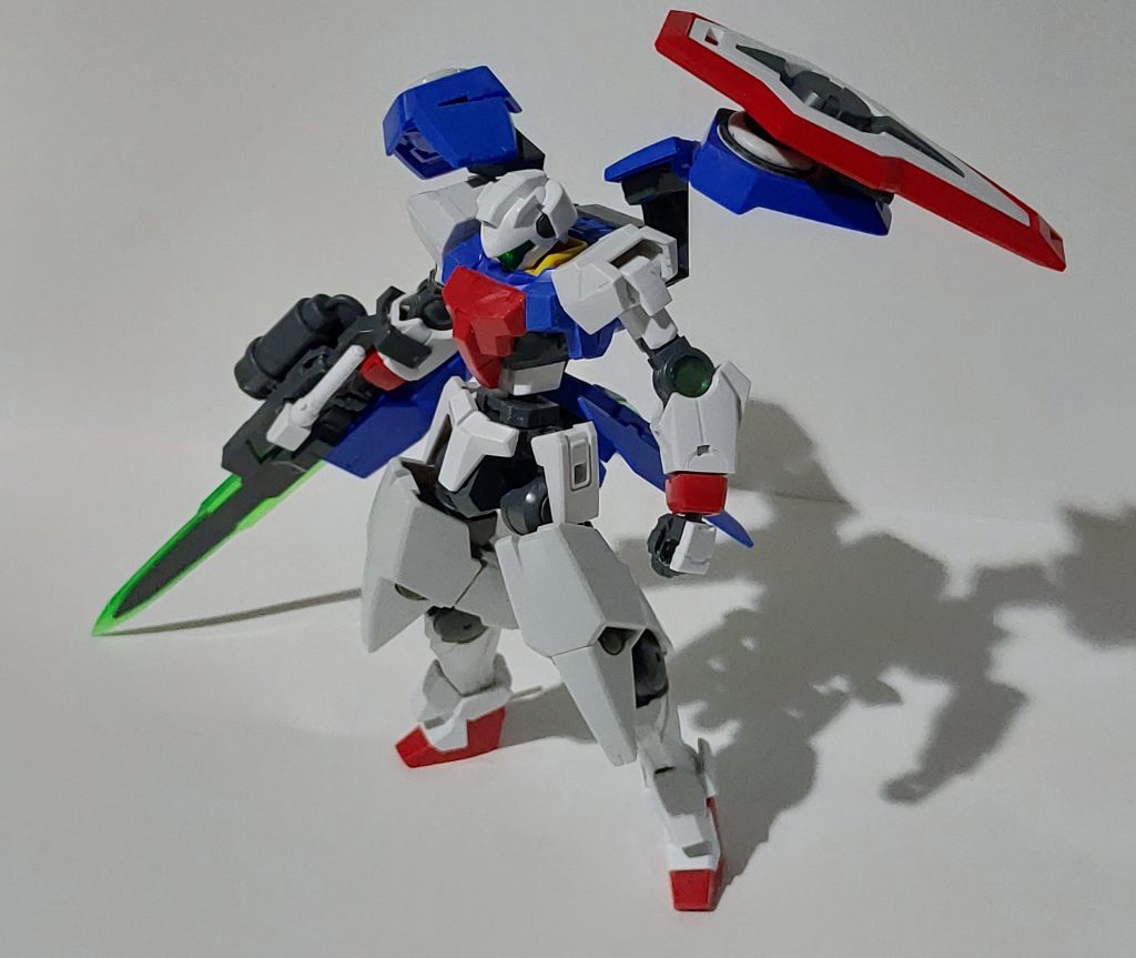 正面

二の腕をGNアーチャーのものに
太腿部はジンクスのものに変更

シールドは手で保持からバインダーへ接続に変更