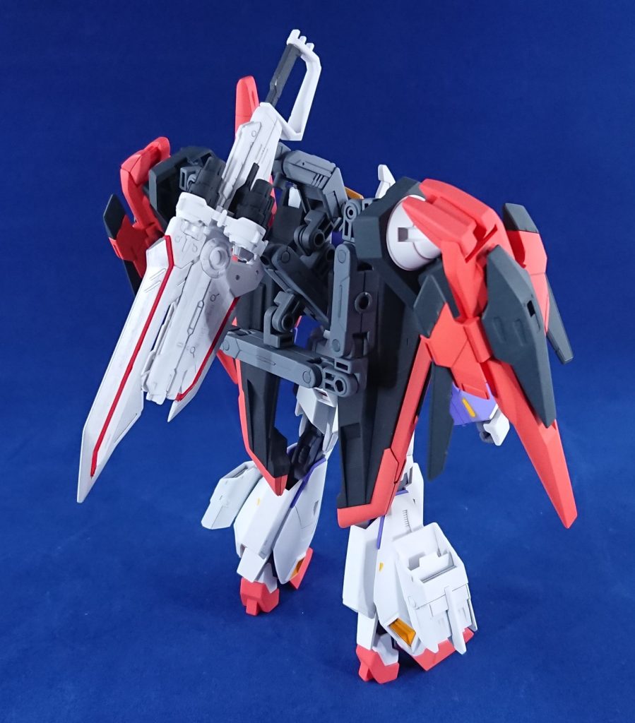 背中はバトルアームアームズのアームパーツとカレトヴルッフのマウントラックを組み合わせて、ライザーユニットとカレトヴルッフを装着出来るようにしています。
Zガンダム本体との接続については製作工程の方で説明します。