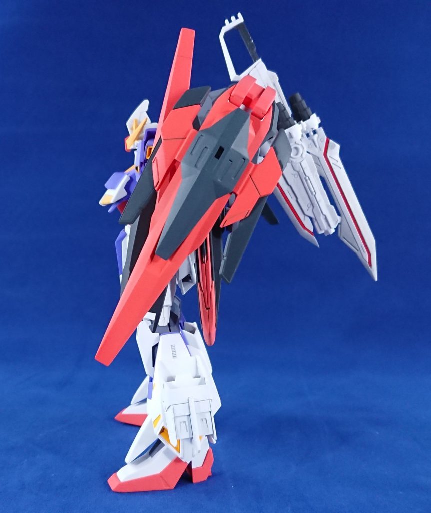 両足にはバトルアームアームズ付属のブースターを装着。ブースター側に3mmの接続ピンがあるので、両足にピンバイスを使用して接続用の穴を開けて装着しています。