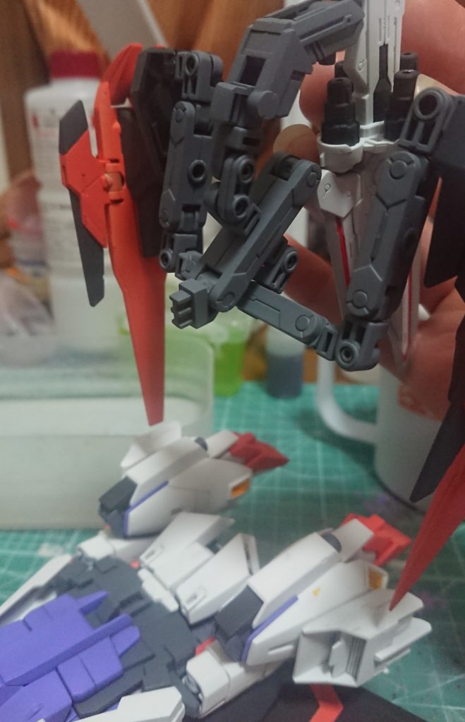 バッグパックとZ本体の接続についてですが、ZガンダムのE1(23)のパーツにプラ棒を着けてバトルアームズのアームパーツに装着。
更にそのまま取り付けるとZ本体にアームパーツが干渉してしまうので、ジョイントパーツにプラ板を貼り付けておよそ2mmほど延長しています。