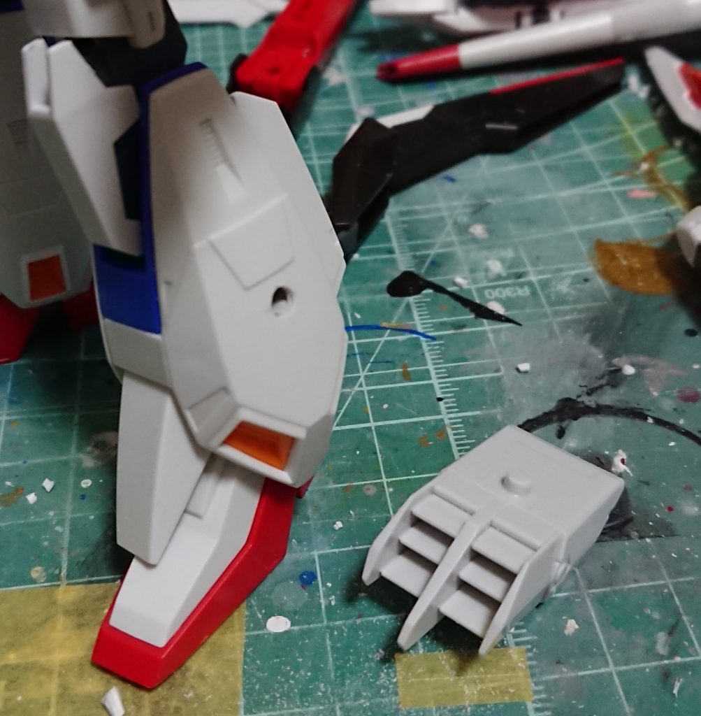 足のブースターパーツの装着。至ってシンプルな加工で取り付けています。