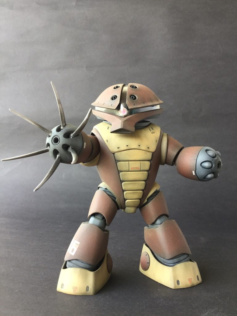 塗装はグラデかけてますが、さらにタミヤのウェザリングツールで強調しています。左手の魚雷(ロケットランチャー?)は、弾頭の色を変えても良かったかな…と写真を見て考えてしまいました。