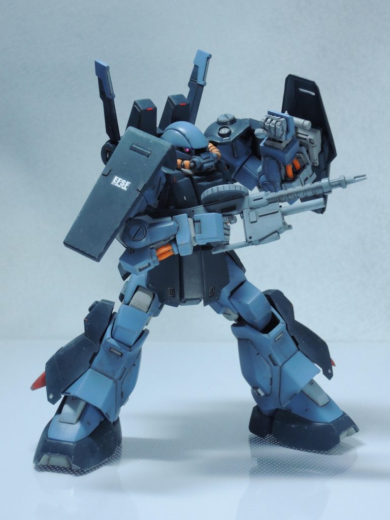 ザクマシンガン改にはグレネードを装備。
旧ザクの関節の恩恵で足がよく動きます。
膝アーマーは関節側に接着。