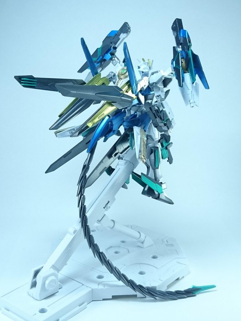 サイコ・グリップ ストライカーのサイコミュ制御には段階があり、第一形態では過剰なサイコ・ウェーブを貯蔵し機体を安定させる。第二形態は貯蔵していたサイコ・ウェーブを機体に上乗せして能力を向上させる。