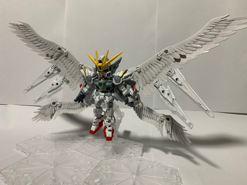 楽曲「プレリュード」元々ついていた翼とバックパックを使用方法が思いつかずにずっとジャンクパーツ扱いだった「スカイハイウイングス」に交換して大小全て取り付け。バインダーガンも接着してさらに大型化。横幅が３倍近くになり重量も増して撮影時に何度も翼がポロリして苦労しました。