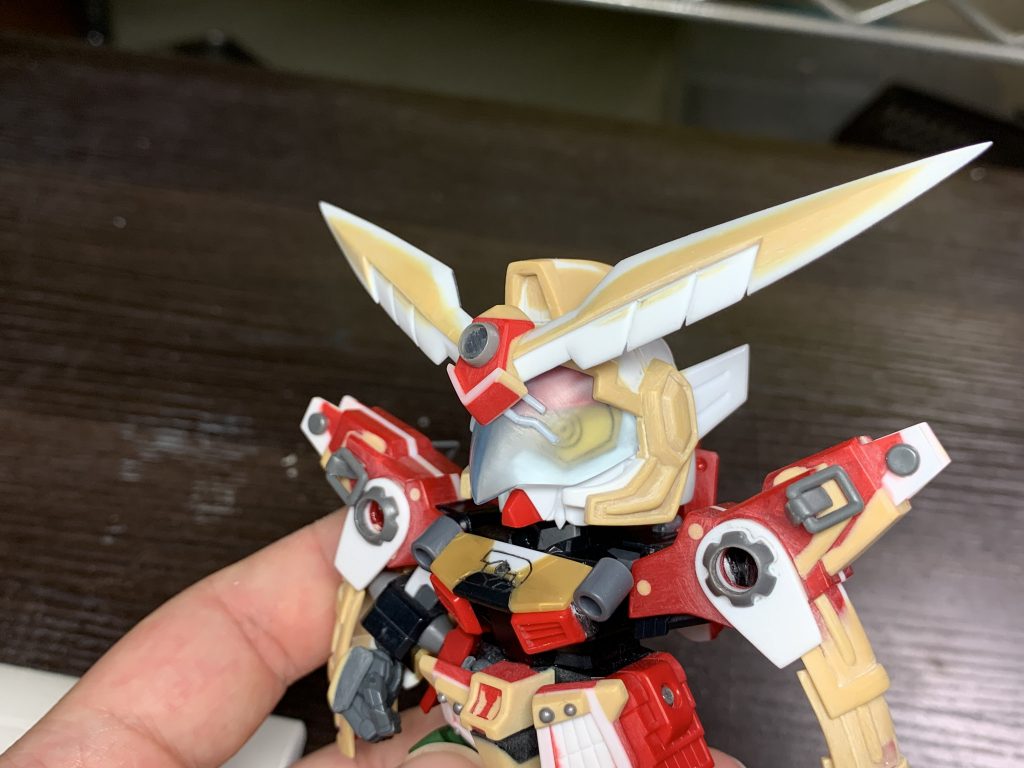 バイザー完成状態バイザーの曇り具合を調整しやすくする為、兜の内側からハメ込み着脱出来るようしてあります。瞳は面相するより楽なのでモールド化しています。