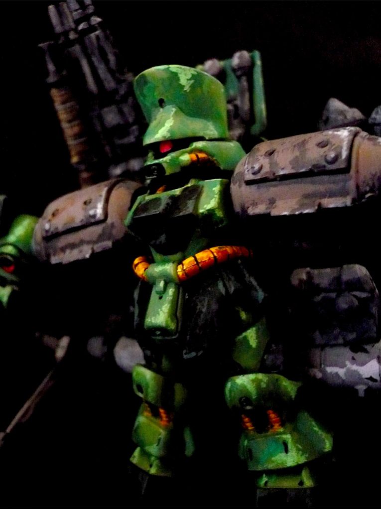 ミニフィギュアですが、結構ゲート跡やパーティングラインが目立ちます。
それなりに処理したつもりでしたが
腰の動力パイプ部分、パーティングラインが残ったままですねぇ…