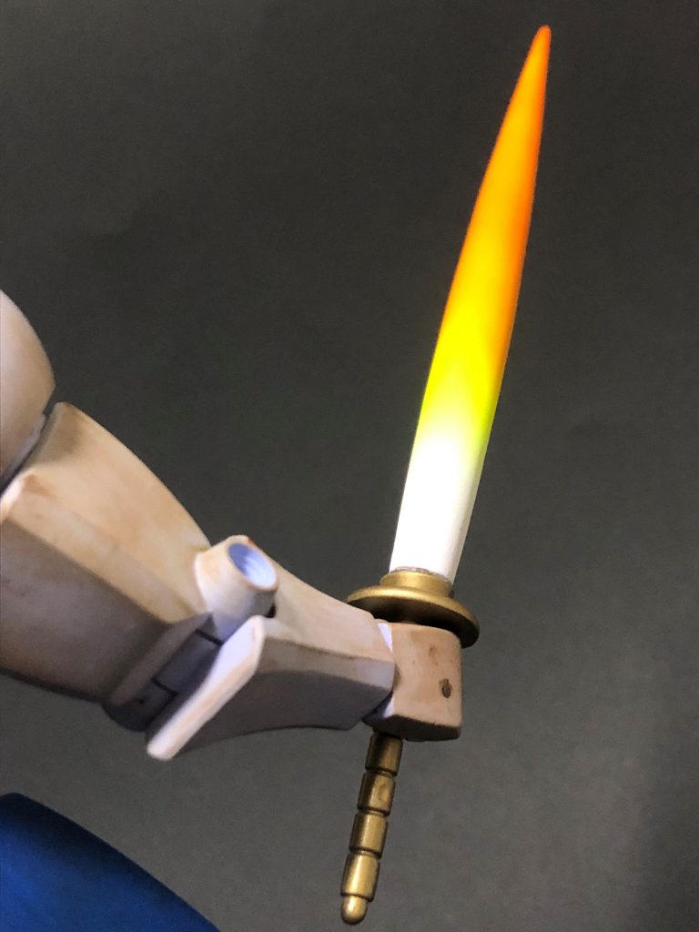 ビームサーベルは合わせ目を消してからエッチングソーで切断、ビームの部分はグラデーションで塗装しました。初めてでしたので難しかったと思います。
