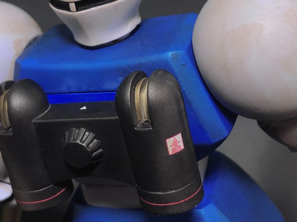 バックパック。LEDのスイッチと電池ボックスを入れるために背部を切断、蓋を作りました。