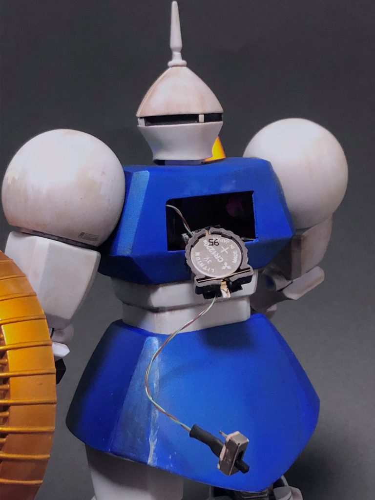 電池ボックス
弾丸型LEDはピンセットで、首の下から挿入しました。