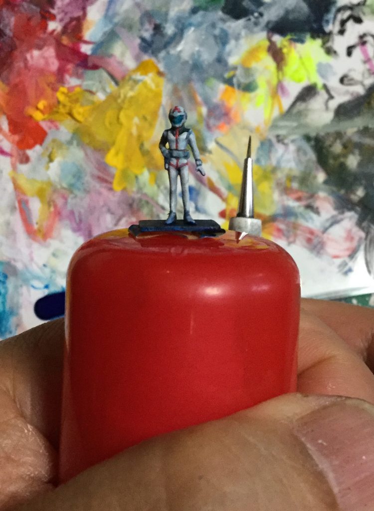 付属の１／100アムロも塗ります
バイザーで顔が見えないからわりと簡単でした