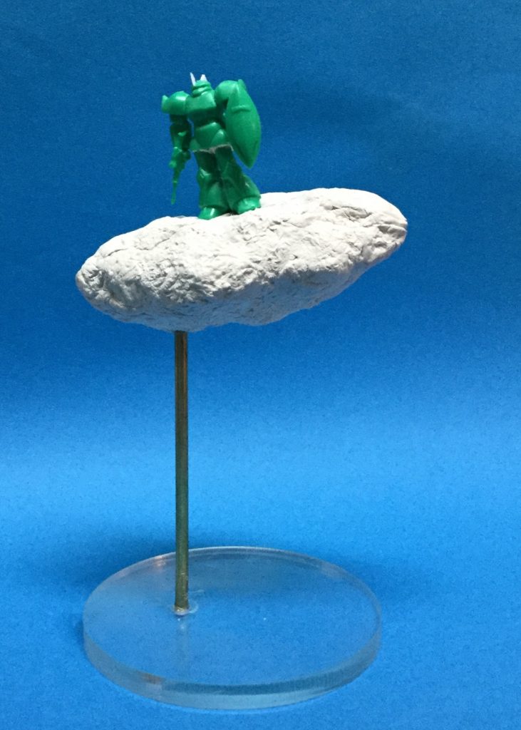 ゲルググは脚部を外に向けてポーズ変更
ツノとトサカはプラ板で作り直しました