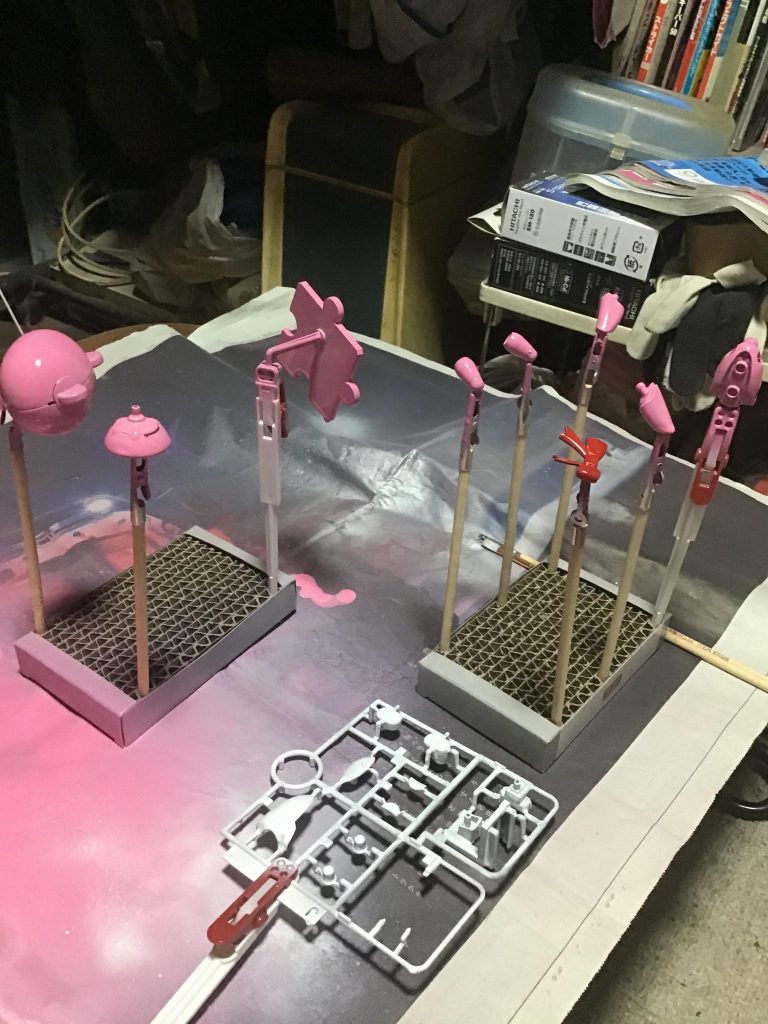 塗装した所、塗装はMrカラースプレーを使いました。
白の部分はランナー塗装しています。