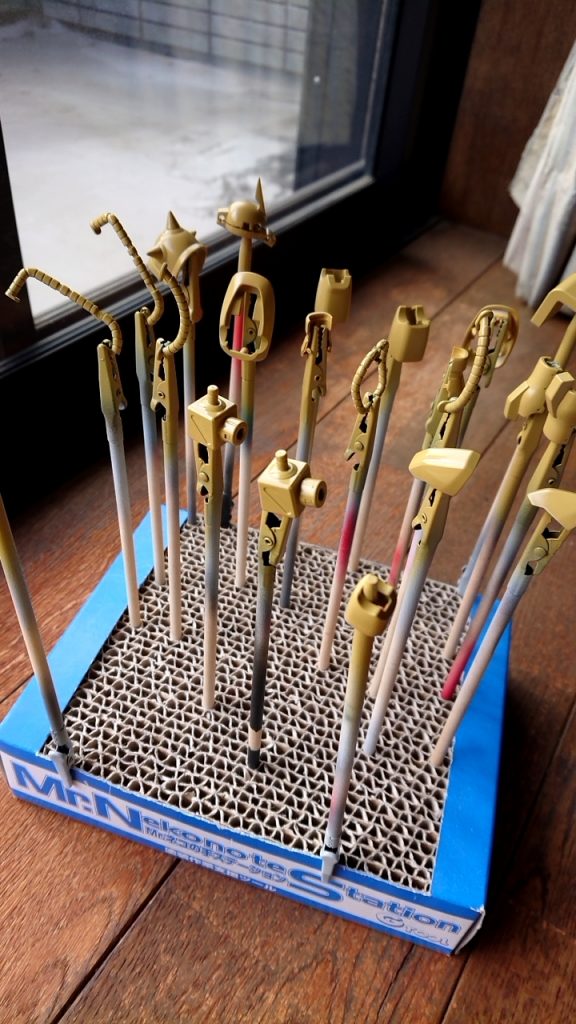 缶スプレーでチマチマと塗り分けました。