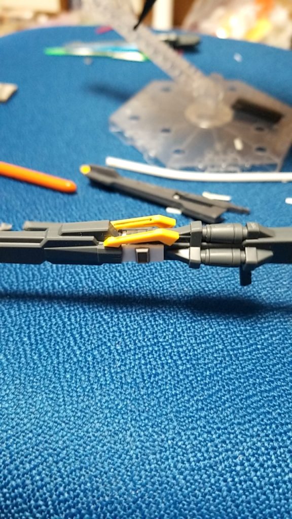 機体説明の所では紹介できない&まだ未完成で紹介できなかったのでここで紹介。ウイングのバスターライフルのバレル部分をカットして、パワードジムカーディガンのレールガンの一部をカットしてプラ板で方を合わせてそれっぽい装飾をつけて作った、高エネルギービームライフル