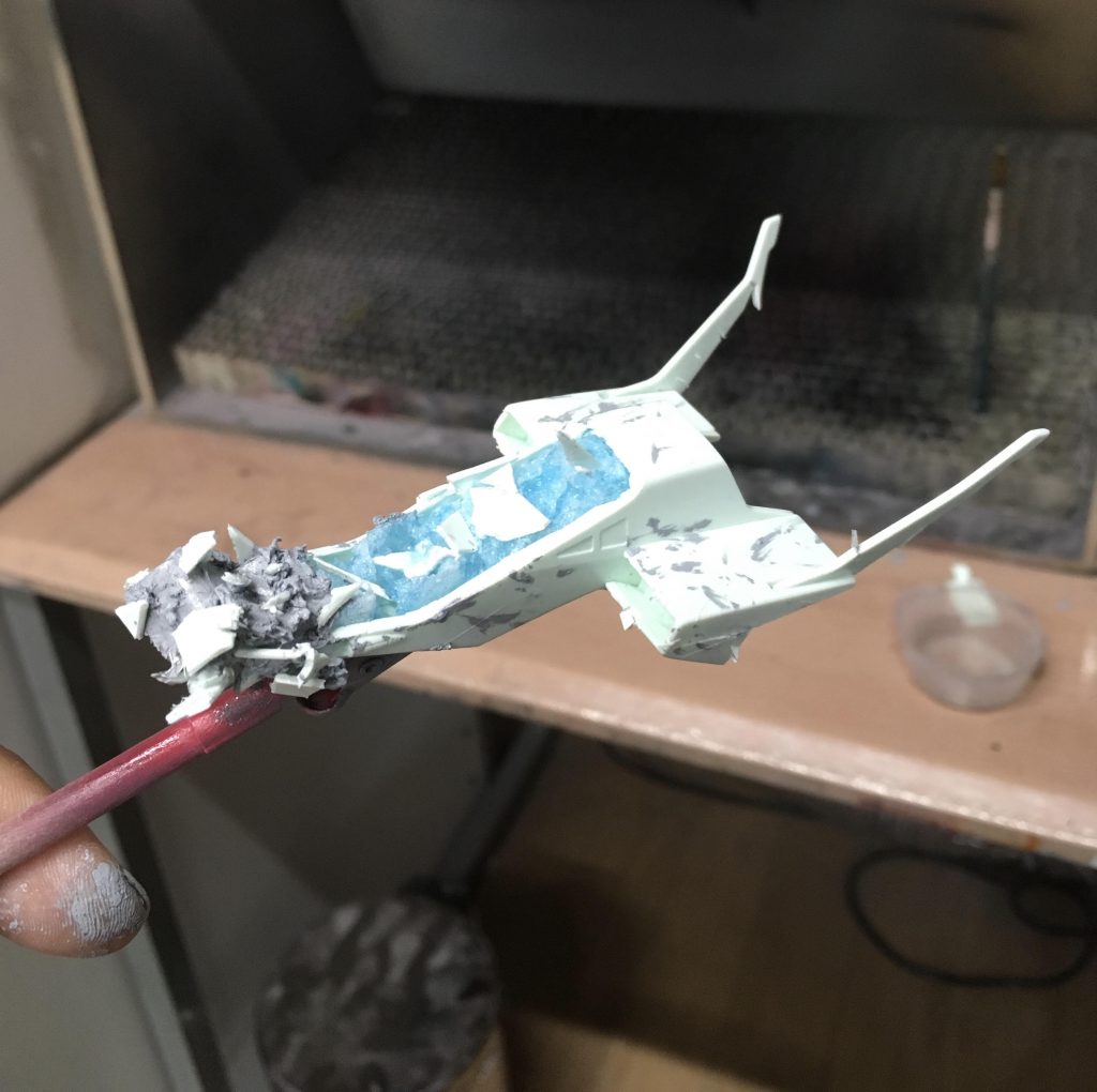 旧キットＧディフェンサーの頭部は破損したように見せるため、ハッチをくり抜き中にスタイロフォームを挿入、ラッカー薄め液で溶解。
前部は激突時の破損表現の為、アルミ板で延長しその上にパテを雑多に盛り荒く切ったプラ板を張っています。
ツノ部に折ってしまったアルティメットニッパーの先が見えます（涙）