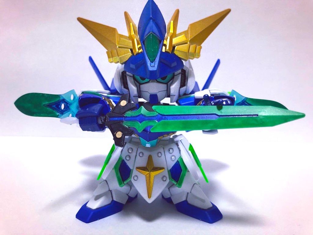 手持ち武器「宝石剣シグルド」
モンスター討伐をしながら採掘していた宝石を鍛えあげた剣。柄〜鍔あたりにはモンスターの骨なども用いられている。