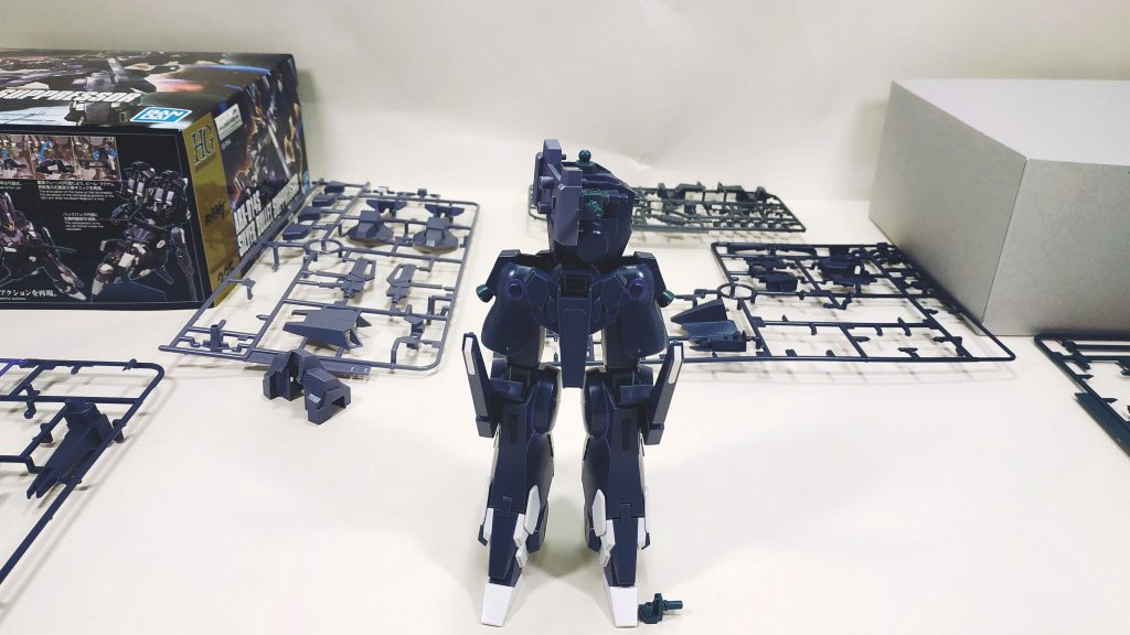 胴体も組み立てます。