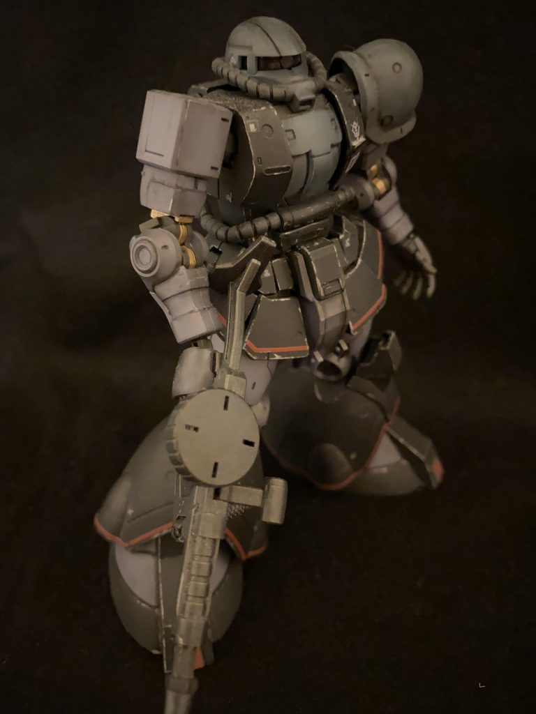 右から。モノアイ無点灯。