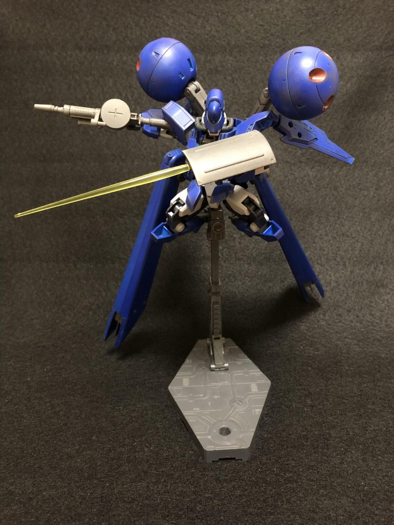 ビームサーベル展開!
ブーストポッドをバックパックに接続しているので、肩が自由に動かせます。そして腰が回せる!