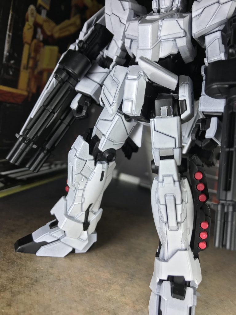 追加した筋彫りはグレーで塗装。
足部や腰部など、一部の色はオリジナルと変えてしまいました。