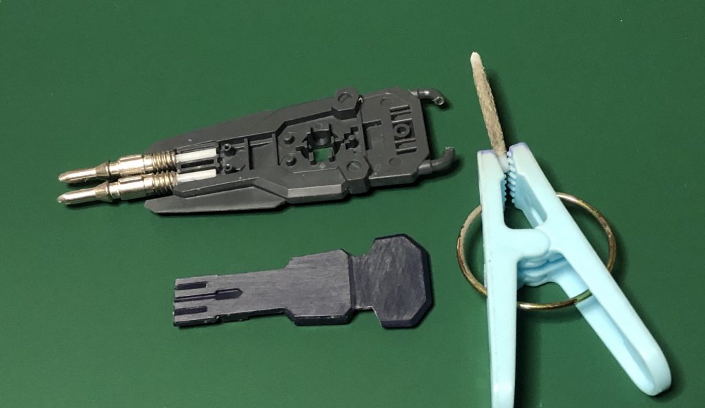 自転車のエアバルブをスパイクに。
耐久性増と適度なうるささのため、伸縮はオミット。
グリップ部は、プラ棒にパテを薄く纏わせローレット加工がされている工具に押し付けて網目をつけたものを接着。