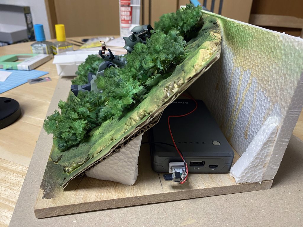 モノアイ発光ギミックのリード線やスイッチ、USBコネクタも100均のLEDライトを分解した部品を利用しています。