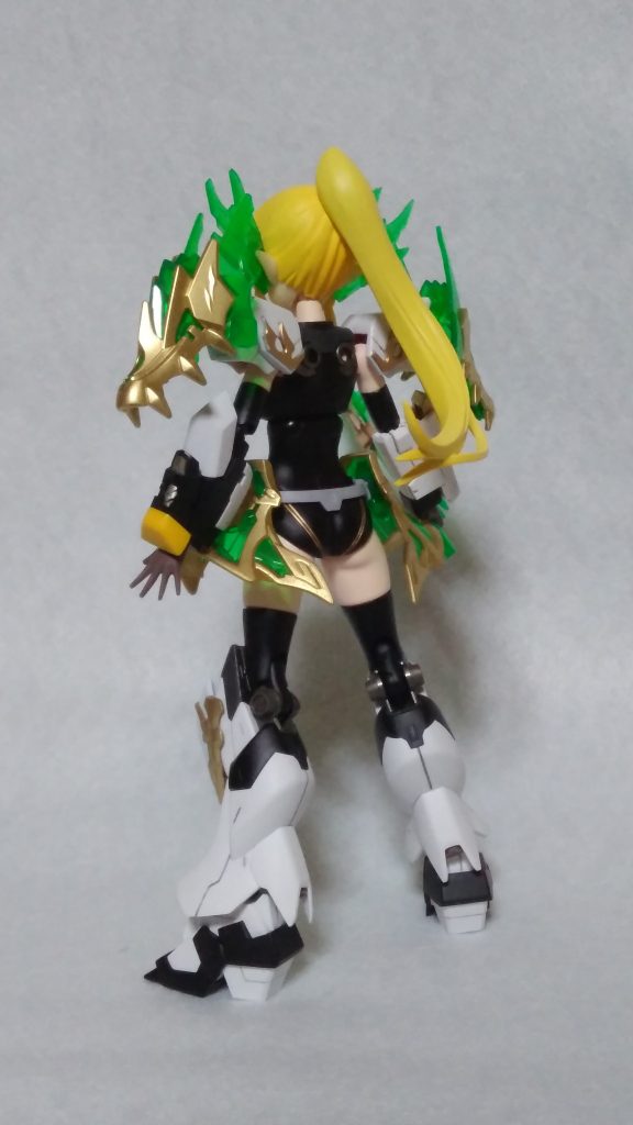 左腕はHi-vガンダムヴレイブをベースに関羽雲長νガンダムと旧キットのνガンダムのパーツをミキシング。