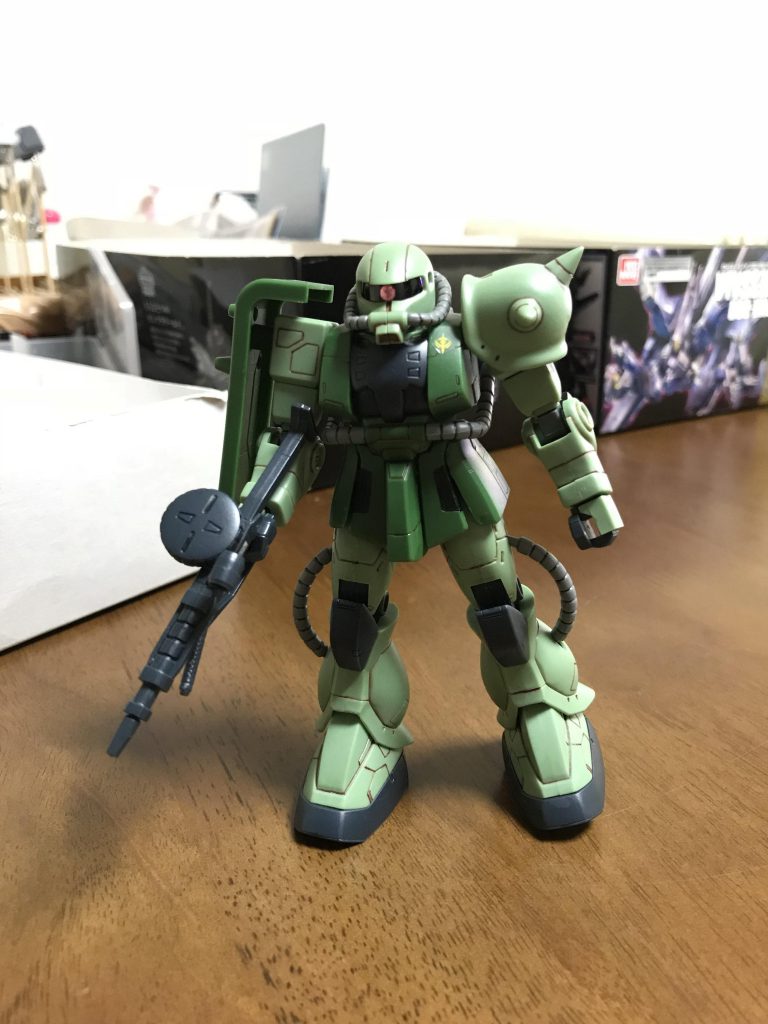 合わせ目消し、墨入れをしたザク2です。
ここからがっつりウェザリングしました。