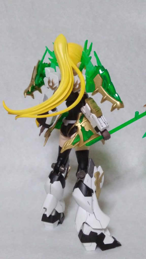 右腕はダイバーナミをベースに関羽雲長νガンダムのパーツなどをミキシング。