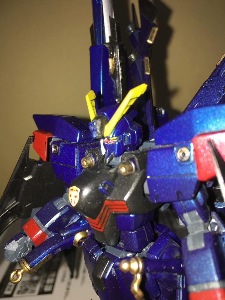 また口部もAGE2ダークハウンドのものに変えて他のクロスボーンと違う雰囲気にしています
胴体部にあるサーベル兼ビームガンの部分をプラ板で拡大し、手に持たせられるサーベルを格納できるように改造してます