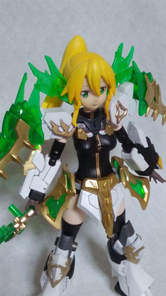 可動しますが、パーツがポロリしまくりの為、直立のみ。