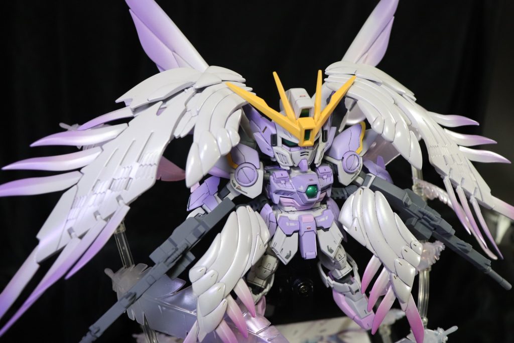 全体的に紫×ピンクのイメージになるようにグラデーション塗装をしています。