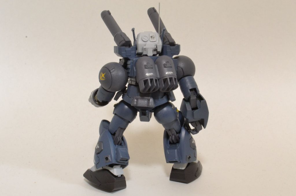バックショット
ふくらはぎ部分をディテール追加しています。
手持ちのデカールがたまたまガンキャノン最初期型用だったので後頭部に鉄騎兵中隊機マークを貼りましたがちょっと目立ちませんね。。。