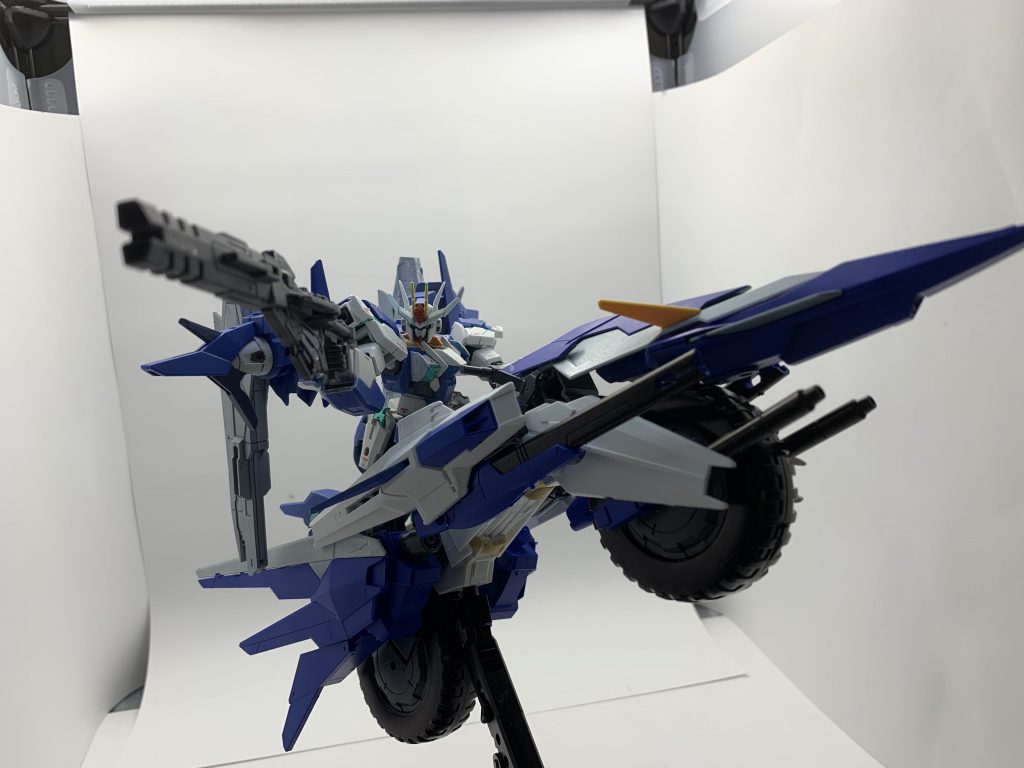 グリッドストライカー
地上で高速移動を可能にする支援機
前輪とサイドにビーム砲を備えている。
先端部にコクピットが内蔵されているため、単機での行動も可能
動力源は内蔵された大型のGNコンデンサー
そのほかにもビーム砲一個につきひとつのGNコンデンサーがないされている。