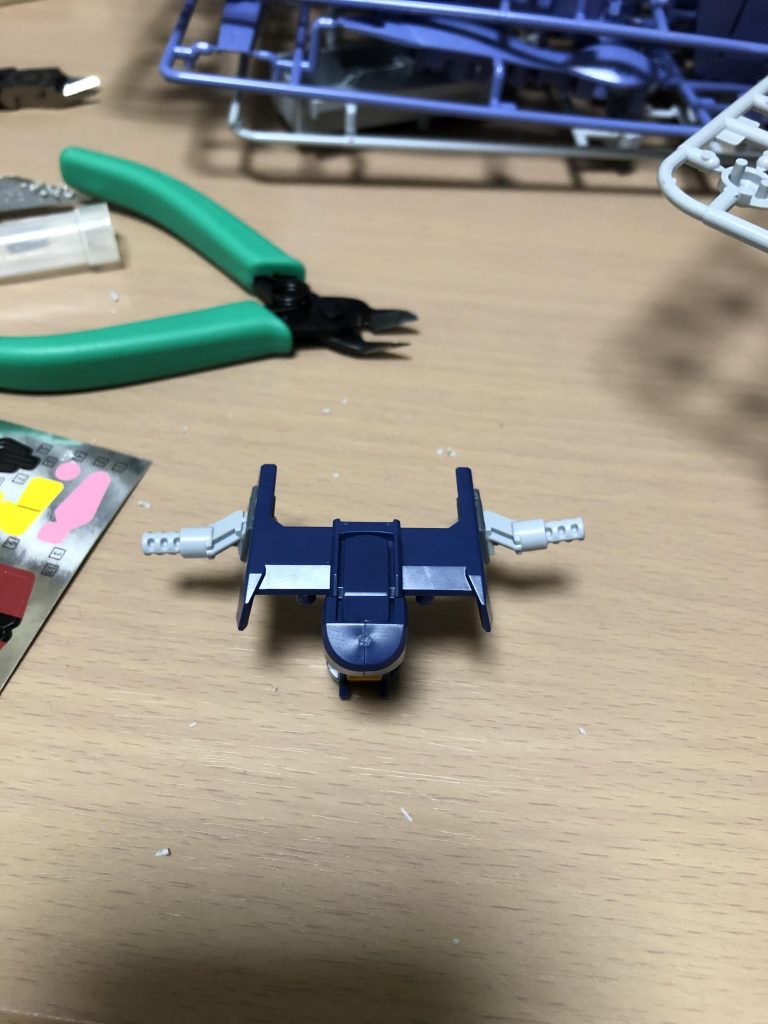 メッサーラのブースター接続にはメッサーラのバックパックのブースター接続パーツを多少削り、フルドドのバインダーの軸パーツを外して挟みこんであります。
尚飾る際はブースターが重いのでスタンドか何かで支えていないとフルドドのバインダーが折れそうです。