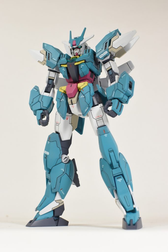 プロポーションは凄く良いと思いました。肩アーマー、羽、サーベルが同じ方向を向いていて独特のシルエットになっています。