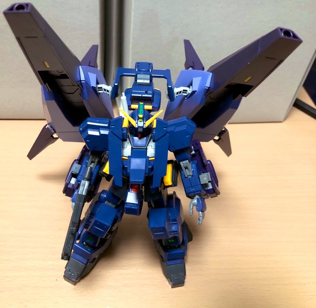 上から　フルドドのバインダーが悲鳴を上げています...