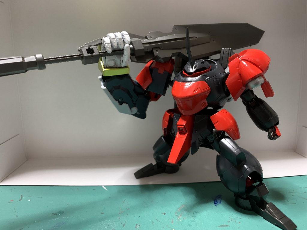 バスターソードが思いの外軽かったので、スタンド無しで自立する事が出来ました。
足はグレイズのホバーを改造して取り付け。ランドマンロディの足と換装する事も出来ます。