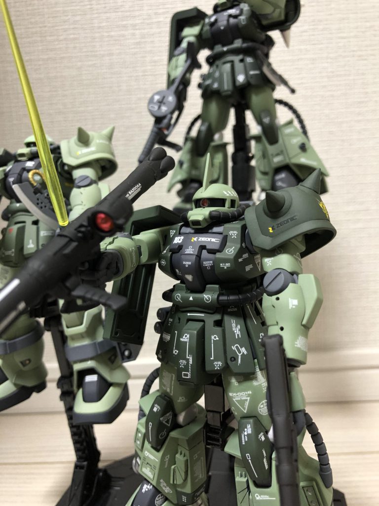 R1とF2ザクのミキシングです。これは1番デカールをテンコ盛りにしました。ザクバズーカとモノアイはHアイズを埋めてあります。