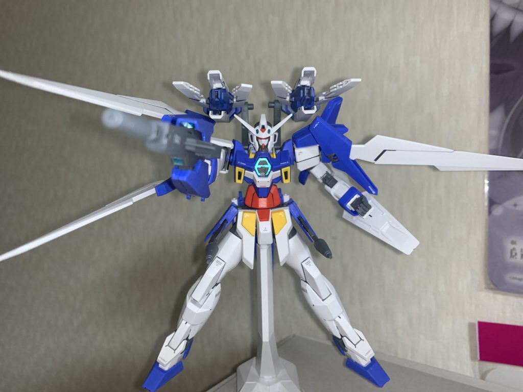 フルバースト
アセムはXラウンダーではないので、シグマシスファンネルは推進力と火力の両方をあげるビームキャノンになるなと思いこのポーズ。しかし砲口の位置といいこれフリーダムのフルバースト