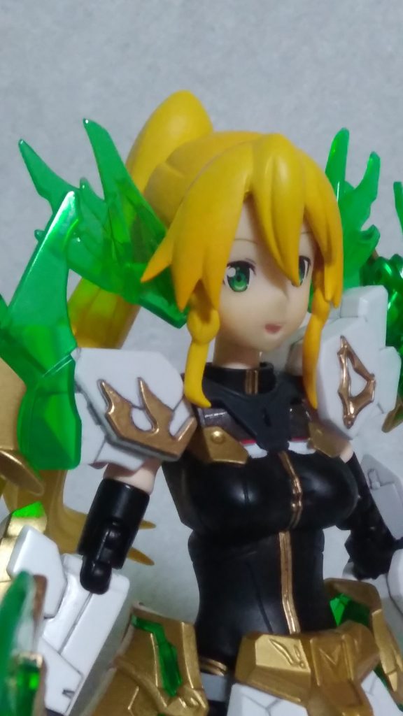 胴体はνガンダムのイメージカラーにしたつもりが、ZZ時のハマーンに見えてきました。想像と違ったけど個人的には気に入ってます。