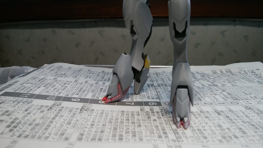 足先はパテ盛りしては削りの繰り返しです。