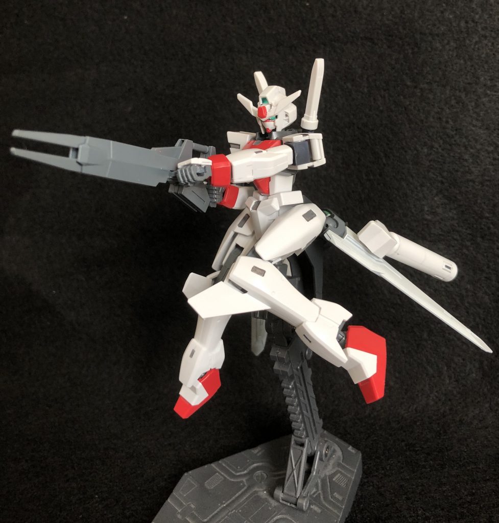 ビームライフルはダブルオースカイの物を装備。何とか両手持ちも可能です。