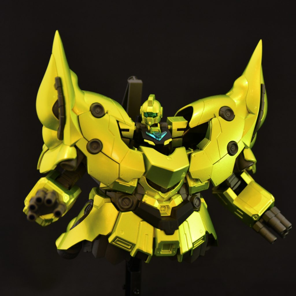 正面決めポーズ。初期案だとこれに1/100エクシアの脚が着く予定でしたがスケジュールの都合で脚はなくなりました。脚は飾りなのです。